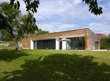 Moderní dům s respektem ke kořenům