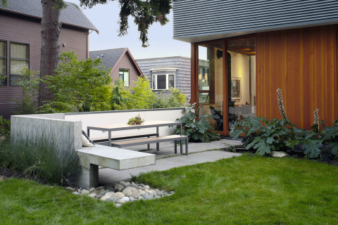Zahradní posezení je mimo jiné tvořeno praktickou betonovou lavičkou, která je součástí stavby