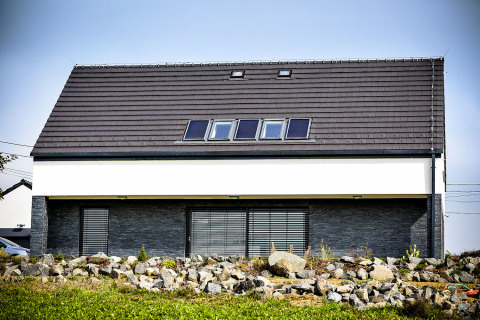 Na sedlové střeše jsou umístěny solární panely v blízkosti střešních oken