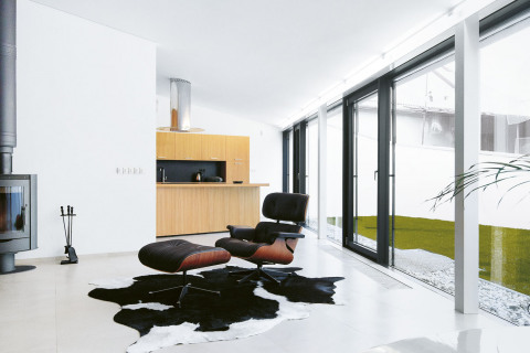 Součástí obývacího prostoru je i kuchyňský kout. Linka byla vyrobena na míru podle návrhu architekta