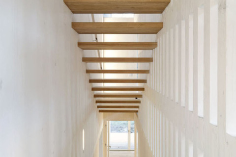 Schodiště tvoří dřevěné schodnice vetknuté do stěn