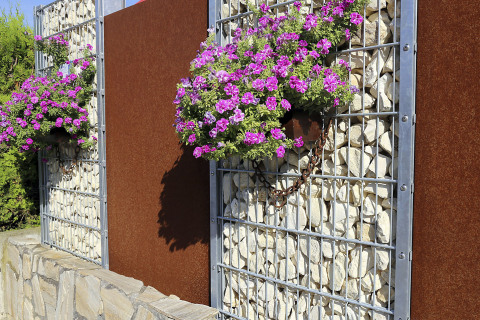 Gabiony mohou také sloužit jako dekorativní prvky, které oživí fasádu, případně poslouží i pro uchycení truhlíků s květinami