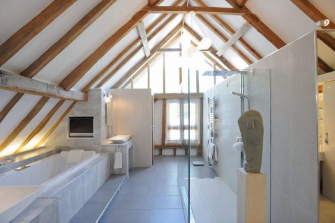 Velkorysá koupelna paní domu je vybavena sanitární keramikou Duravit, atypickou ručně vyrobenou vanou z Corianu a italským porcelánovým obkladem stěn