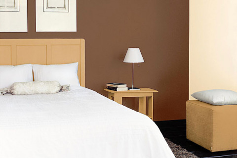 Ložnice třikrát jinak: ta vlevo vypadá největší a nejsvětlejší, na středním obrázku barevný kontrast působí zbytečně dráždivě, hnědá uklidňuje, ložnici zmenšuje a zvýrazňuje postel