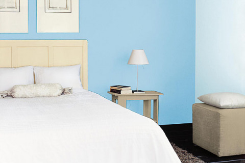 Ložnice třikrát jinak: ta vlevo vypadá největší a nejsvětlejší, na středním obrázku barevný kontrast působí zbytečně dráždivě, hnědá uklidňuje, ložnici zmenšuje a zvýrazňuje postel