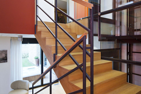 Na dubovou podlahu navazuje schodiště (Alfa design) ze stejného materiálu, které je doplněno kovovým zábradlím (Bers Metal)