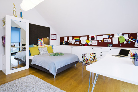 Nábytek v pokoji dcery evy je zhotovený na zakázku podle autorského návrhu architektky dory kolářové. doplňuje ho nástěnka z corklinolea (Forbo), barevná židlička Mademoiselle je značky kartell