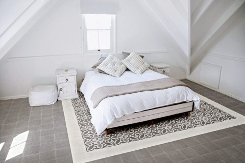 Španělský výrobce keramických dlažeb Ragno nabízí kolekci ve stylu retro (včetně formátu 20 × 20 cm), kterou lze uplatnit v celém domě. Například v ložnici nápaditě napodobí vzorovaný koberec na šedém neutrálním podkladu. Ideálně se hodí pro podlahové vytápění