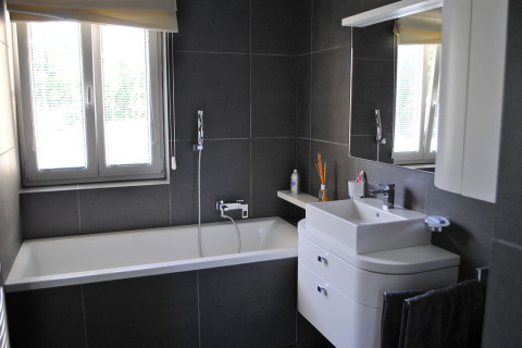 Ve většině místností je použita velkoformátová dlažba světlých odstínů, výjimkou je pouze jedna z koupelen