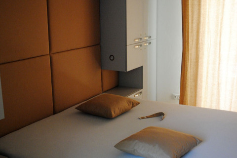 Pokoj pro hosty charakterizuje kombinace šedé a světle hnědé barvy