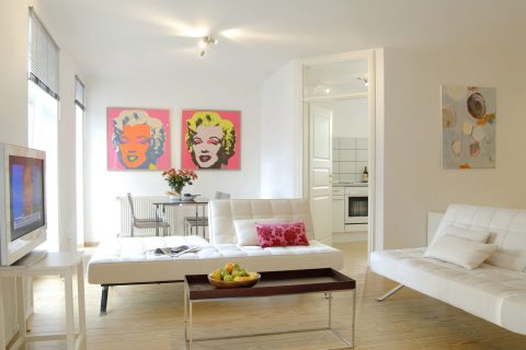 Elegantní bílý interiér posunuly do minulosti ikonické kožené pohovky Barcelona z roku 1929 německého architekta Ludwiga Miese van der Rohe spolu s dublovanou Marilyn od Andyho Warhola