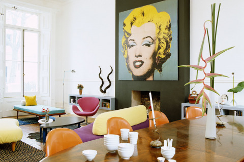 Zde je portrét Marilyn magicky přitažlivým středobodem celého interiéru, na který navazují zářivě barevné solitéry. Hnědá podlaha a nábytek rozverný interiér uzemňují, zatímco černý krb vytváří pestrému obrazu velmi elegantní a důstojný rám