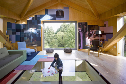 Společný obývací prostor má kromě oken i zčásti pevně prosklenou střechu a podlahu, obyvatelům domu se nabízí výhled v pěti směrech