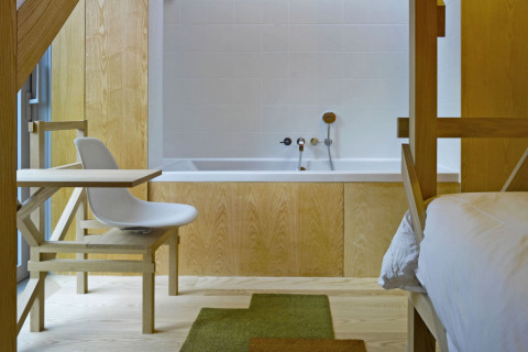 Koupelny jsou přímou součástí ložnic. Vybavení interiéru bylo vyrobeno na míru ze dřeva a dýhovaných desek podle návrhů studia Mole Architects. Police, úložné prostory a knihovny jsou většinou pevně integrovány ve stěnách