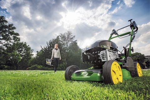 Sekačka John Deere o záběru 40 cm je malá, ale výkonná. Ve výbavě je zadní textilní sběrací koš o objemu 44 litrů, který zaručuje snadnou manipulaci a jednoduché uskladnění